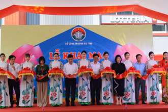 Nghi thức khai mạc tuần hàng. 