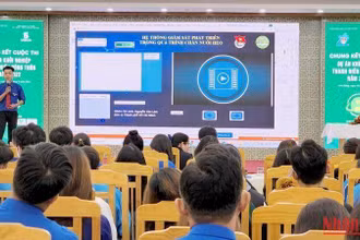 Đại diện dự án tham gia cuộc thi trình bày ý tưởng dự án.
