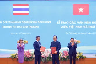 Thủ tướng Chính phủ Phạm Minh Chính và Thủ tướng Thái Lan Paetongtarn Shinawatra chứng kiến trao Chương trình hợp tác giữa Cục Quản lý và Phát triển thị trường trong nước, Vụ Phát triển thị trường nước ngoài - Bộ Công Thương Việt Nam với Tập đoàn Ceantral (Thái Lan) giai đoạn 2026-2028. (Ảnh: NHẬT BẮC/VGP)