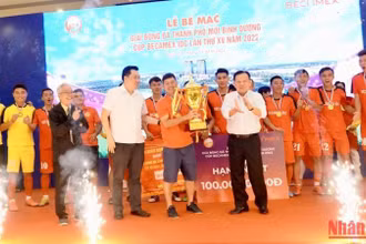 Chủ tịch Hội đồng quản trị Tổng Công ty Becamex IDC Nguyễn Văn Hùng (bên phải, hàng đầu) trao Cúp vô địch cho đội Bambo FC.