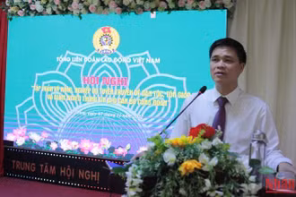Đồng chí Ngọ Duy Hiểu, Phó Chủ tịch Tổng Liên đoàn trao đổi các vấn đề liên quan đến giảm nghèo, kỹ năng lãnh đạo.