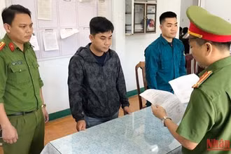 Công an đọc lệnh bắt tạm giam đối tượng Huỳnh Tấn Anh Điệp (người mặc áo khoác màu đen). 