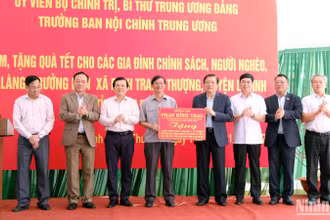 Đồng chí Phan Đình Trạc trao 1.000 phần quà tặng các hộ nghèo tỉnh Lâm Đồng.