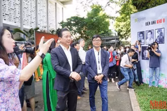 Các đại biểu tham quan triển lãm.