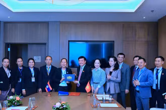 Tổng Thư ký Quốc hội, Chủ nhiệm Văn phòng Quốc hội Bùi Văn Cường tặng quà lưu niệm Tổng Thư ký Quốc hội Lào Pingkham Lasasimma. (Ảnh: quochoi.vn)