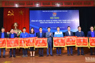 Đoàn Khối các cơ quan Trung ương trao Cờ Thi đua cho 9 đơn vị có thành tích xuất sắc. 