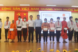 Học sinh có hoàn cảnh khó khăn được hỗ trợ máy tính bảng để phục vụ cho việc học tập.