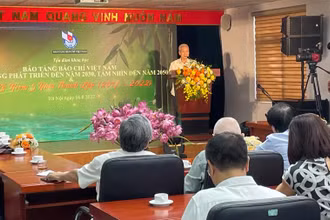 Đại biểu tham luận tại tọa đàm.