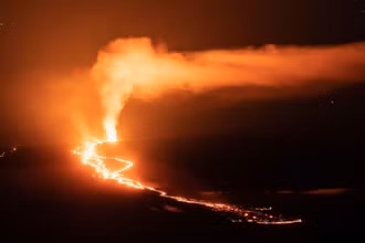 Núi lửa Mauna Loa ở Hawaii phun trào ngày 2/12. (Ảnh: REUTERS)