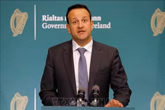 Thủ tướng Ireland Leo Varadkar trong cuộc họp báo tại Dublin ngày 10/4/2020. (Ảnh: AFP/TTXVN)