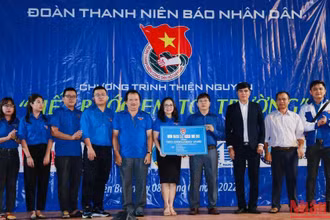 Đại diện Đoàn Thanh niên Báo Nhân Dân và các đơn vị trao tặng các phần quà trị giá 120 triệu đồng tặng Trường Phổ thông dân tộc bán trú Tiểu học và Trung học cơ sở Mồ Dề.