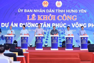 Thủ tướng Phạm Minh Chính và các đại biểu thực hiện nghi thức khởi công đường Tân Phúc-Võng Phan.
