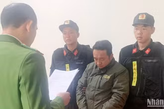 Cơ quan cảnh sát điều tra Công an tỉnh Điện Biên thi hành lệnh bắt tạm giam bị can Lầu A Dùa.
