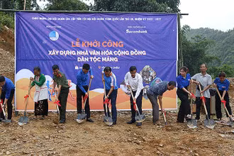 Đại diện Trung ương Hội Liên hiệp Thanh niên Việt Nam và các đơn vị liên quan cùng khởi công xây dựng Nhà văn hóa cộng đồng dân tộc Mảng dưới cơn mưa sáng 6/8.
