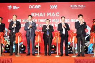 Các đại biểu cắt băng khai mạc Hội chợ. 