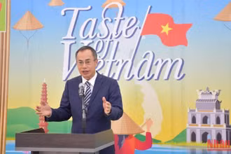 Đại sứ Phan Chí Thành phát biểu tại Lễ khai mạc Taste of Viet Nam.