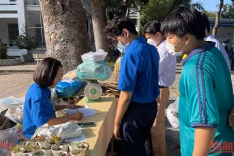 Các bạn trẻ phấn khởi tham gia chương trình.