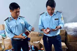 Lực lượng chức năng kiểm tra, xác minh kho hàng giả tại Thành phố Hồ Chí Minh. (Ảnh: Tổng cục Quản lý thị trường).