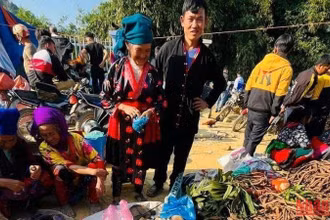 Hàng nông sản được đồng bào vùng cao Tủa Chùa bày bán ở chợ đêm.