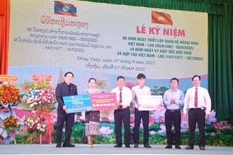 Chi hội Doanh nhân Việt-Lào tỉnh Đồng Tháp và các doanh nghiệp tặng quà cho lưu học sinh. (Ảnh: HỮU NGHĨA)
