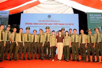 Lãnh đạo Tổng cục Lâm nghiệp, Cục Kiểm lâm và Tổ chức Động vật Châu Á chụp ảnh lưu niệm cùng lực lượng kiểm lâm Vườn quốc gia Bạch Mã.