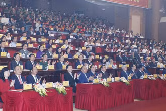 Chủ tịch nước Nguyễn Xuân Phúc và các đồng chí lãnh đạo, nguyên lãnh đạo Đảng, Nhà nước dự Lễ kỷ niệm 110 năm Ngày sinh Tổng Bí thư Nguyễn Văn Cừ (9/7/1912-9/7/2022). (Ảnh: TTXVN) 