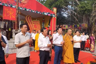 Các đại biểu dâng hương tưởng niệm 722 năm ngày mất Hưng Đạo Đại vương Trần Quốc Tuấn.
