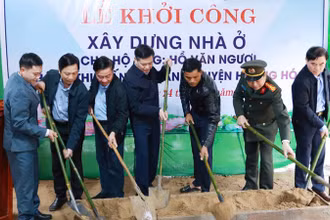 Các đại biểu tiến hành thủ tục khởi công xây nhà ở mẫu cho hộ gia đình ông Hồ Văn Ngươi ở Khối 6, thị trấn Khe Sanh. 