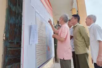 Cử tri xã Thanh Lương xem danh sách cử tri lấy ý kiến sắp xếp đơn vị hành chính cấp xã giai đoạn 2023-2025.