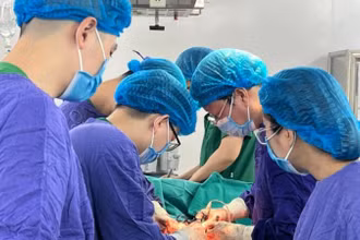 Kíp phẫu thuật đang thực hiện ca mổ.