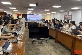 Quang cảnh buổi họp báo. 