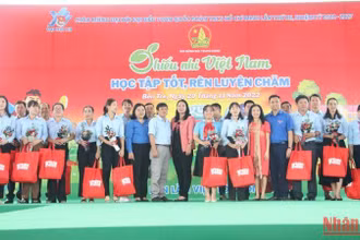 Lãnh đạo tham dự ngày hội tặng quà cho giáo viên làm Tổng phụ trách Đội.