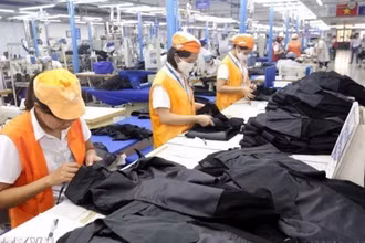 Sản xuất hàng may mặc tại Tổng Công ty May 10 tại Sài Đồng, Quận Long Biên, Hà Nội. (Ảnh: Anh Tuấn/ TTXVN)