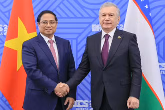 Thủ tướng Chính phủ Phạm Minh Chính và Tổng thống Uzbekistan Shavkat Mirziyoyev (Ảnh: Nhật Bắc/VGP)