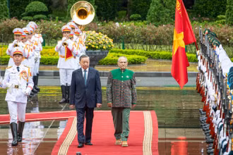 Chủ tịch nước Tô Lâm và Tổng thống Timor Leste José Ramos-Horta duyệt đội danh dự Quân đội nhân dân Việt Nam.