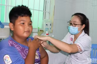Trẻ em tại xã đảo Thạnh An, huyện Cần Giờ tiêm vaccine phòng Covid-19. (Ảnh: Thế Anh)