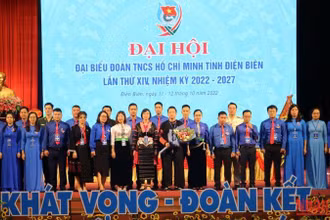 Các đồng chí Ban Chấp hành Đoàn TNCS Hồ Chí Minh tỉnh Điện Biên lần thứ XIV ra mắt tại đại hội. (Ảnh: LÊ LAN)