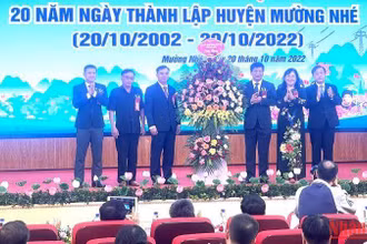 Các đồng chí lãnh đạo HĐND, UBND tỉnh Điện Biên tặng hoa chúc mừng cán bộ, nhân dân huyện Mường Nhé nhân kỷ niệm 20 năm Ngày thành lập huyện.