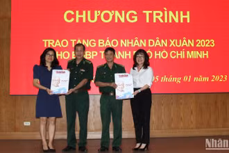 Tổng Công ty Cấp nước Sài Gòn tặng báo Xuân Nhân Dân Quý Mão cho Bộ đội Biên phòng Thành phố Hồ Chí Minh. (Ảnh: Thế Anh).