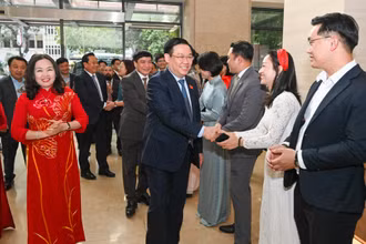 Chủ tịch Quốc hội Vương Đình Huệ với cán bộ, phóng viên báo Đại biểu Nhân dân và Truyền hình Quốc hội Việt Nam.