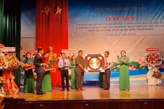 Ông Lê Kim Toàn, Phó Bí thư thường trực Tỉnh ủy, Trưởng đoàn đại biểu Quốc hội tỉnh Bình Định tặng hoa, quà cho Nhà hát Nghệ thuật truyền thống tỉnh Bình Định.