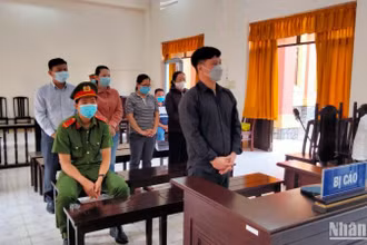 Trương Tiến Bắc và các đồng phạm tại phiên tòa.