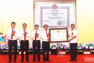 Thừa ủy quyền của Thủ tướng Chính phủ, Chủ tịch UBND tỉnh Hưng Yên Trần Quốc Văn trao Bằng công nhận huyện Văn Giang đạt chuẩn nông thôn mới nâng cao năm 2023 cho lãnh đạo huyện Văn Giang.