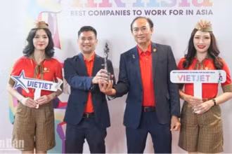 Phó Tổng giám đốc Vietjet Tô Việt Thắng (thứ 2 từ phải sang) đại diện Vietjet nhận giải thưởng Nơi làm việc tốt nhất châu Á 2024.