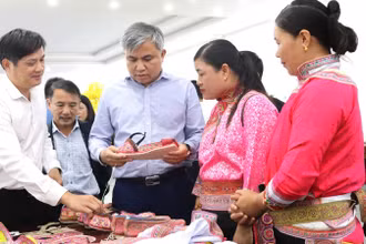 Đồng chí Lò Văn Tiến (thứ ba từ phải sang), Phó Chủ tịch Hội đồng nhân dân tỉnh Điện Biên, tham quan gian trưng bày giày thêu của đồng bào dân tộc Xạ Phang thôn Tả Sìn Thàng, xã Tả Sìn Thàng, huyện Tủa Chùa.