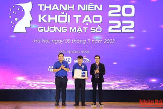 Đại diện Ban Tổ chức trao giải Nhất Cuộc thi trực tuyến “Thanh niên khởi tạo gương mặt số” năm 2022 tặng thí sinh Lê Trung Kiên (đứng giữa).