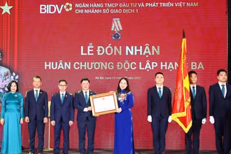 Phó Chủ tịch nước Võ Thị Ánh Xuân trao Huân chương Độc lập hạng Ba tặng BIDV Chi nhánh Sở giao dịch 1.