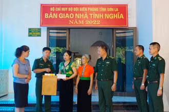 Đồng chí Đại tá Vũ Đức Tú, Phó Chính ủy Bộ đội Biên phòng tỉnh Sơn La trao tiền hỗ trợ cho gia đình liệt sĩ Hà Trọng Hưng.