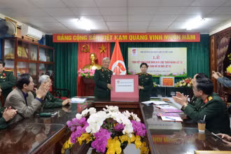 Đại diện Hội Hỗ trợ gia đình liệt sĩ Việt Nam bàn giao 21 bộ hồ sơ thông tin về mộ tập thể liệt sĩ cho Văn phòng Ban Chỉ đạo quốc gia 515.