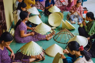 Làng nghề nón lá Quy Hậu (Quảng Bình).